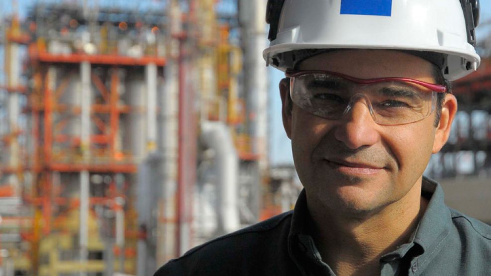 Gallucio, el 10 de mayo pasado, recorriendo la refinería de Luján de Cuyo. 