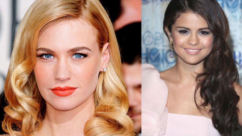 January Jones, con melena platinada con rulos, y Selena Gomez, con melena larga y rulos. 