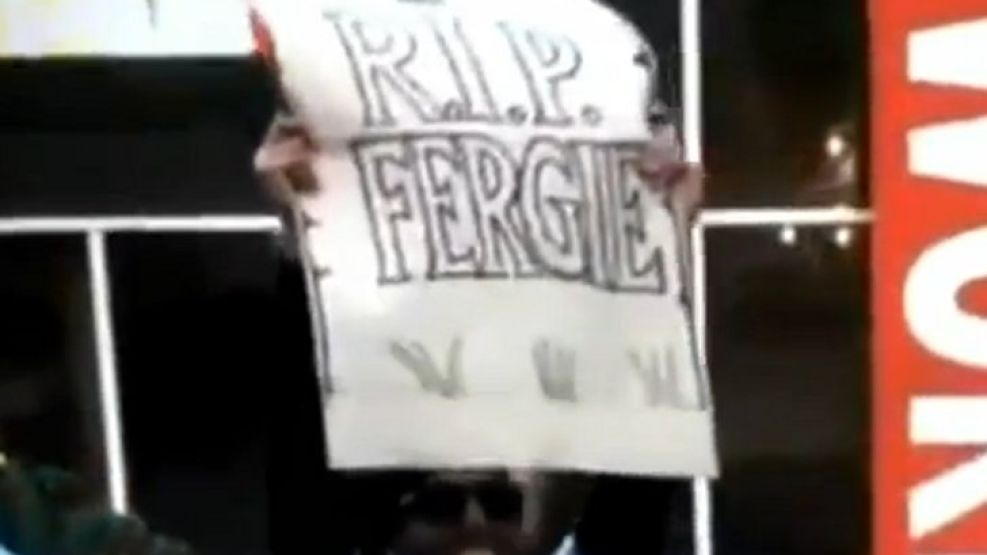 Carlos Tevez y el cartel dirigido a Ferguson.