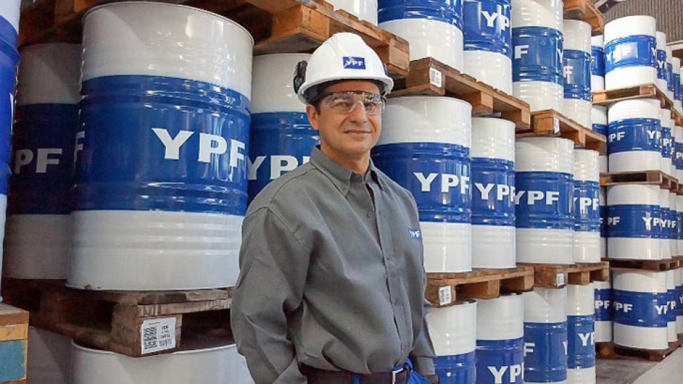 Galuccio, CEO de YPF, recorrió hoy la refinería que tiene la empresa en Ensenada.