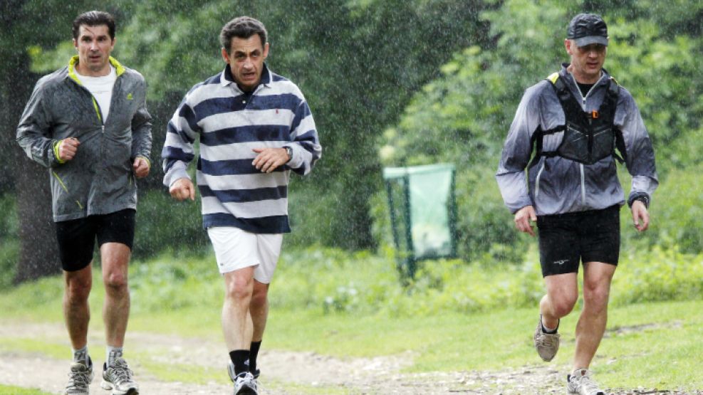 Tapado por agua. Sarkozy recorrerá un camino igualmente sinuoso en la Justicia.