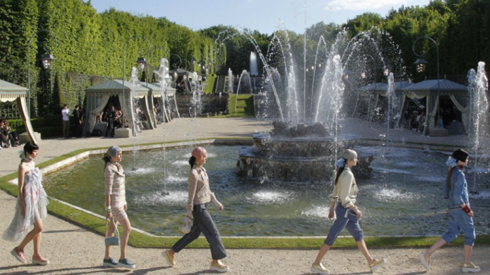 El Palacio de Versalles se convirtió en una pasarela de moda durante la presentación de "Croisiere". 