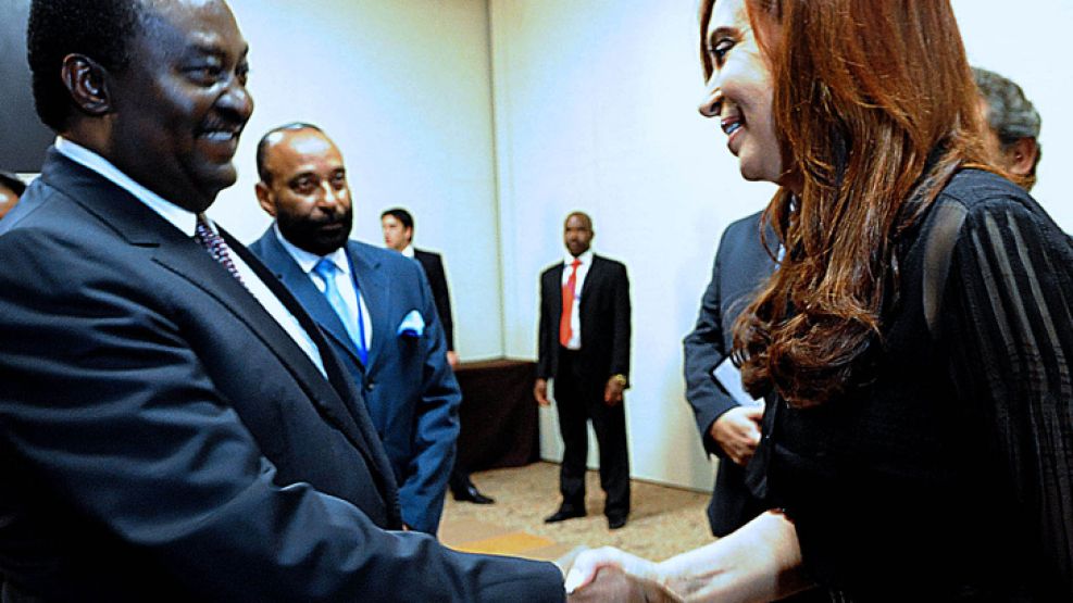 La presidenta Cristina Fernández de Kirchner se encuentra reunida con el vicepresidente de Angola, Fernando Días Dos Santos, dando así inicio a su agenda oficial en el marco de la visita al país. 