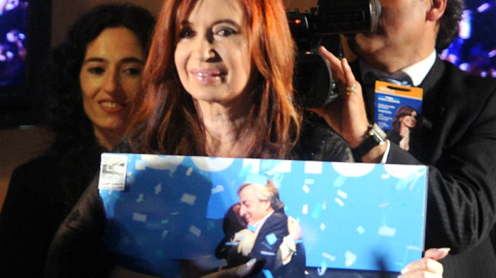 La revista acusa a Cristina de hacer un uso político de la imagen del fallecido Néstor Kirchner.