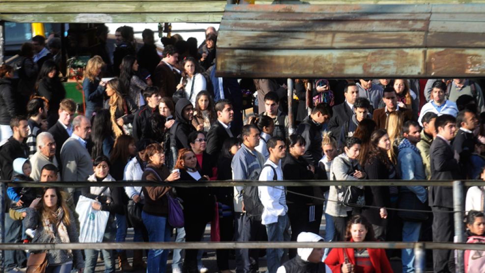 Mucho mal humor e impaciencia fue el factor común en las paradas de colectivos.