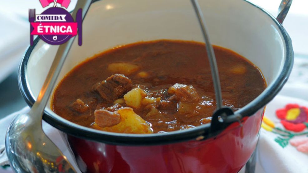 Sopa de goulash con carne, papa y pellizcos de pasta. 