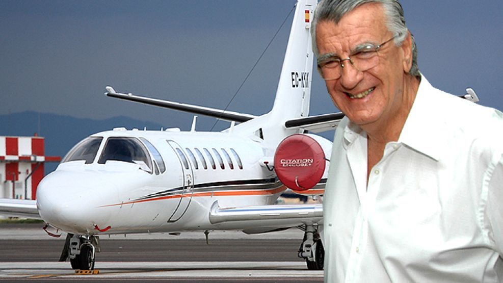 El mandatario sanjuanino, José Luis Gioja, y su "avión sanitario" que usa para traslados personales.