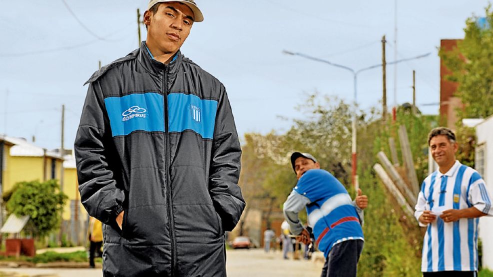 En casa. César en el barrio Carlos Gardel, en Morón, hoy urbanizado, donde creció como un pibe complicado y violento hasta terminar en la cárcel.