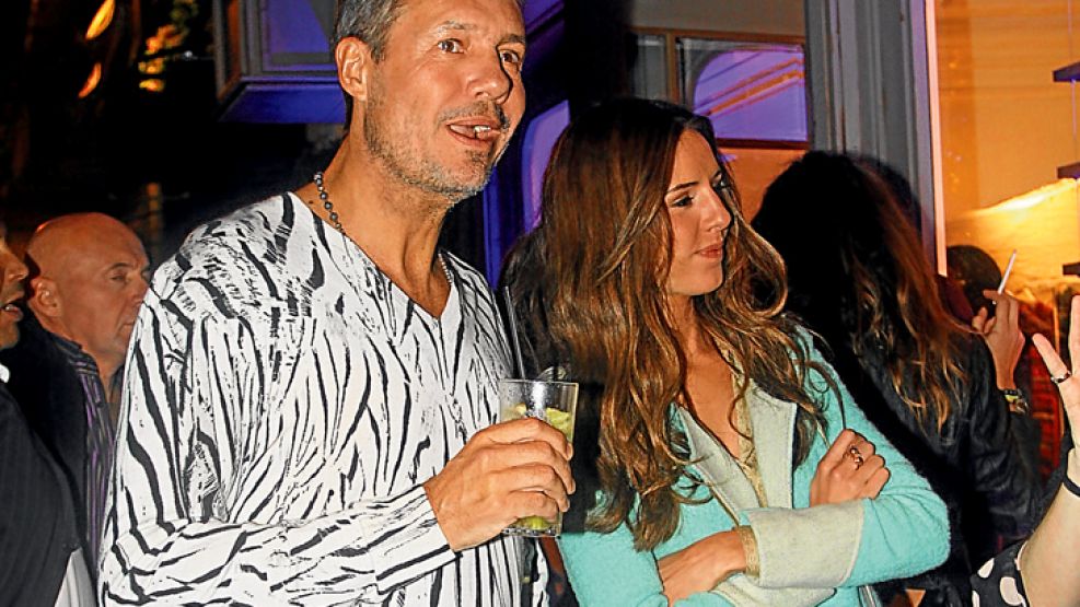 Salvaje. Con casaca bicolor, Tinelli se mostró orgulloso del desafío empresarial que tomó su hija.