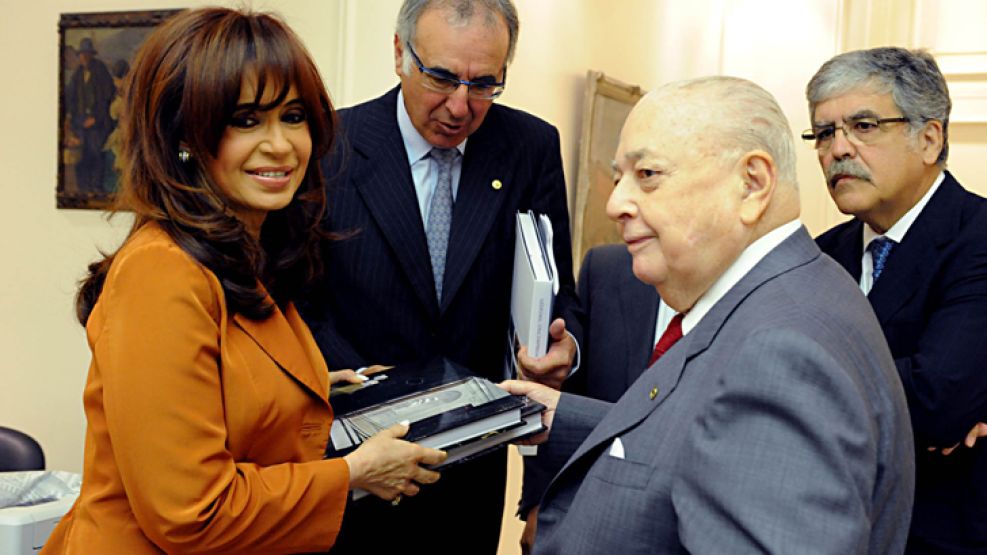 12 de diciembre de 2009: La Presidenta junto a Julio De vido, reunida con los empresarios Pedro Blaquier y Federico Nicholson de la compañía Ledesma, quienes lo interiorizaron sobre un plan de inversi