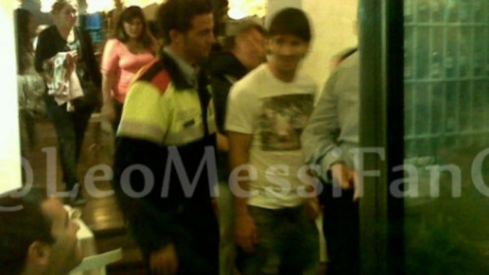 Centenares de personas esperaron a Messi a la salida del restaurant.