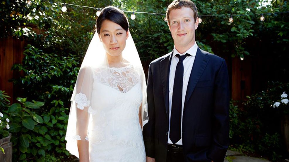 Con esta foto el creador de Facebook anunció su cambio de estado (civil) en su perfil de la red social.