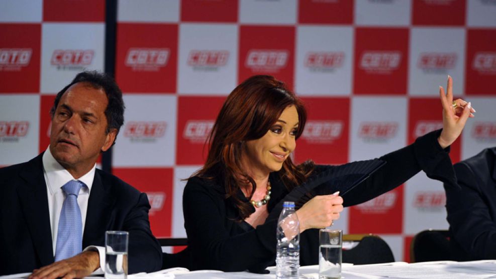 Daniel Scioli y Cristina Fernández compartiendo la mesa del acto de Coto, el 3 de mayo. Ella parece estar en otra cosa.