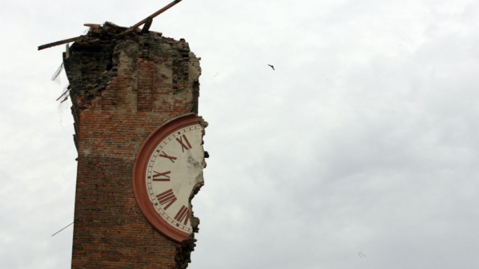 El reloj del centro cívico de la ciudad de Finale Emila, destruido junto con el resto del edificio.