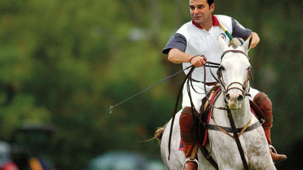 FOTOMONTAJE. Galuccio a caballo. Antes de llegar a YPF le pegaba a la bocha en el Coworth Polo Club. 