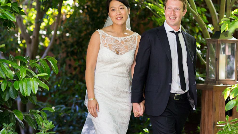 Mark Zuckerberg con corbata. El joven millonario creador de Facebook, dió el "sí".