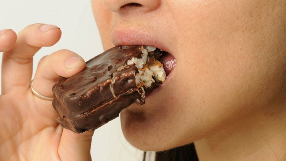 Mordeme. Los nutricionistas se resisten a darlo como parte de una dieta. Pero sabe bien y su consumo crece.