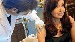 Cristina Fernández vacunándose contra la gripe en 2011.