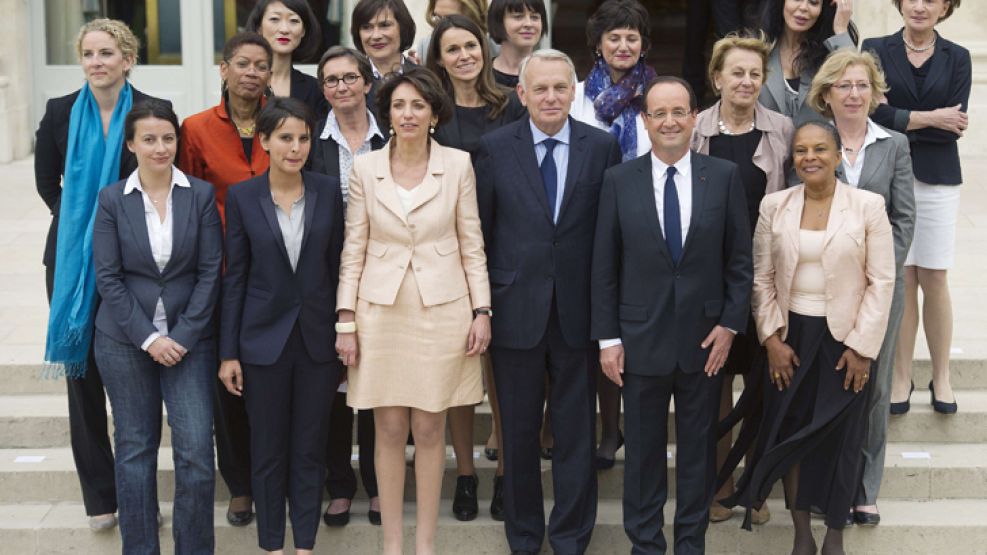 El nuevo mandatario francés, Francois Hollande, junto a sus nuevos y nuevas miembros del Gabinete.