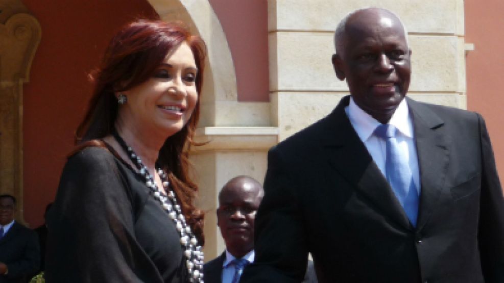 Saludo entre Cristina y su par el dictador Jose Eduardo Dos Santos.