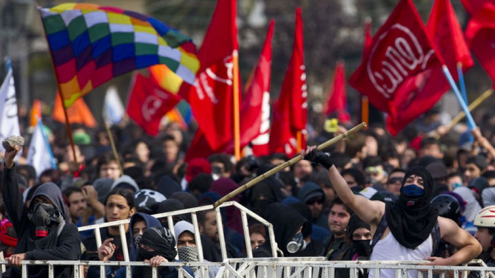 Una manifestación en Valparaiso contra el presidente Piñera terminó hoy con graves enfrentamientos que dejaron dos policías heridos, destrozos y decenas de detenidos.