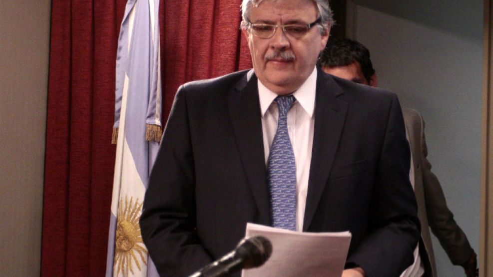 Cabizbajo. El ex funcionario Juan Pablo Schiavi enfrentará una dura prueba ante la Justicia.