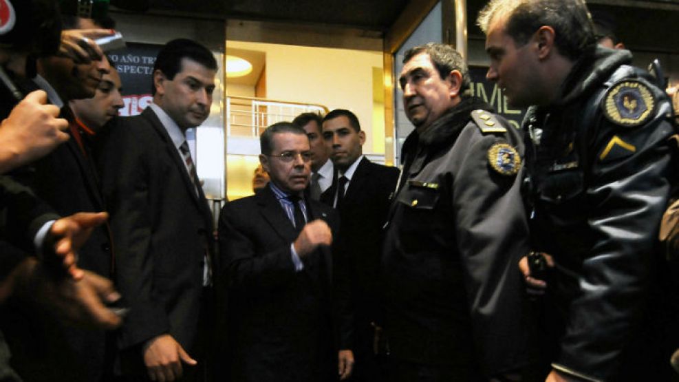 El juez Norberto Oyarbide hablando con los medios