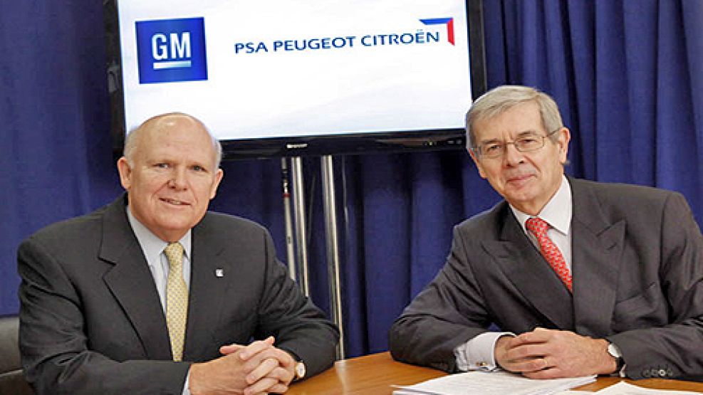 Los CEO del grupo francés PSA Peugeot Citroên y el americano GM al anunciar la alianza estratégica mundial.