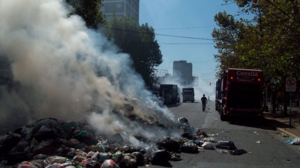 "Nos tiraron 180 toneladas de basura en la plaza y las prendieron fuego", reconocen en San Miguel. 