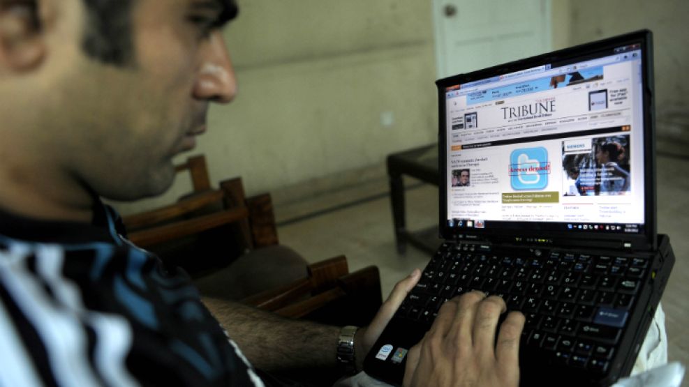 Un residente paquistaní navega un diario online que informa sobre el bloqueo