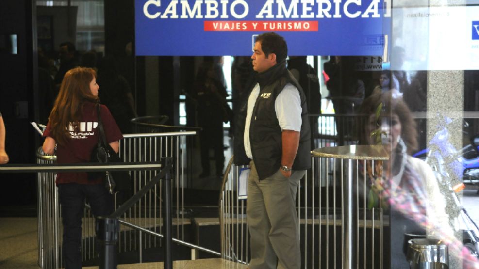 El Gobierno analiza variables para frenar el dólar paralelo.