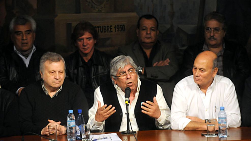 Hugo Moyano junto a sus aliados, Gerónimo "Momo" Venegas y Julio Piumato, en la confederal de la CGT en Azoparda. Viviani ya no acude, entre otros.