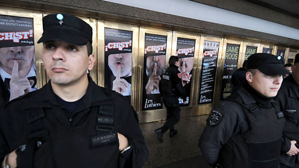 La Policia custodió el teatro Gran Rex mientras actuaron los especialistas.