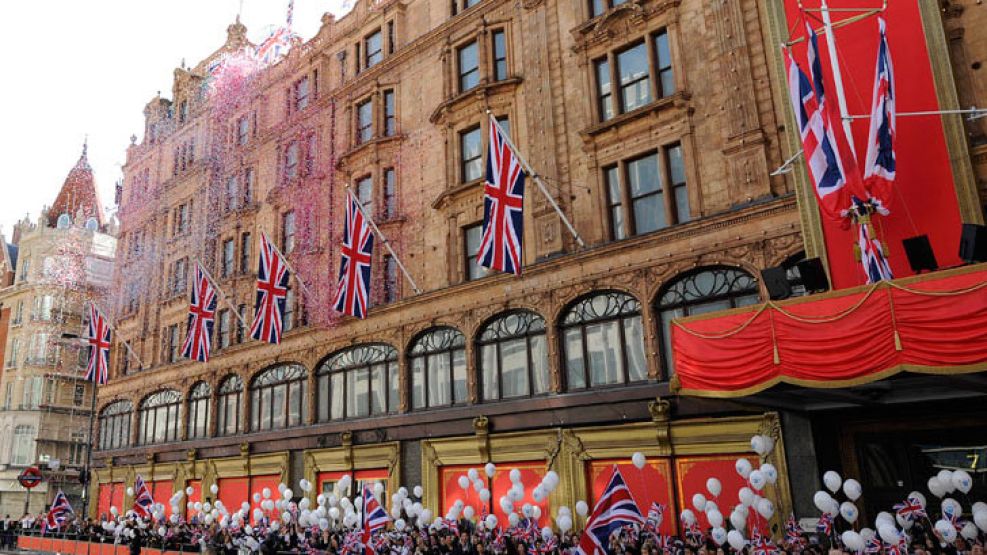 La tienda londinense acompaña a la Reina Isabel II en su aniversario. 