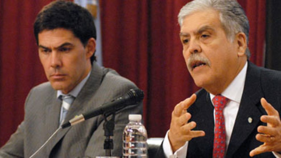 De Vido realizando el anuncio