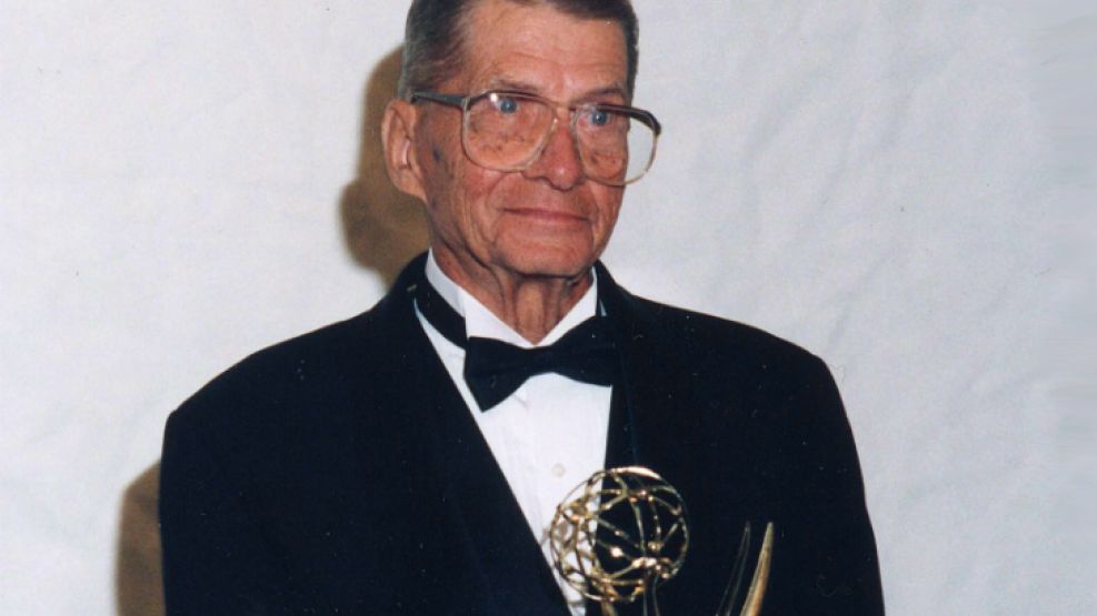 Eugene Polley, inventor del primer control remoto para televisores en 1955, recogiendo un Emmy como reconocimiento a su contribución al desarrollo de la televisión comercial