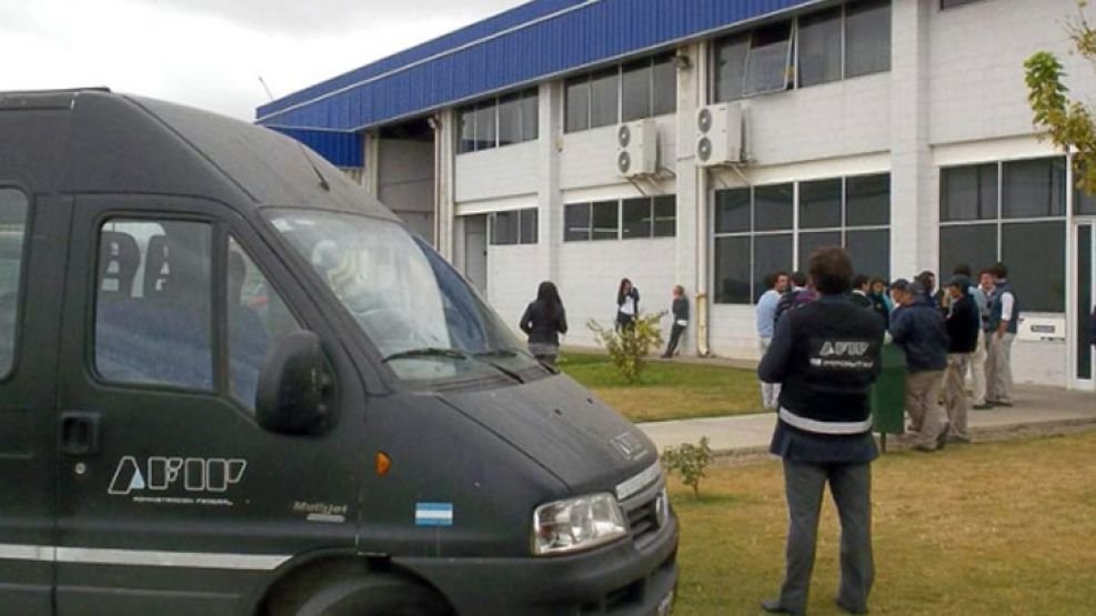 OPERATIVO. El personal de la AFIP en el ingreso a la planta industrial que elabora helado para Grido. 