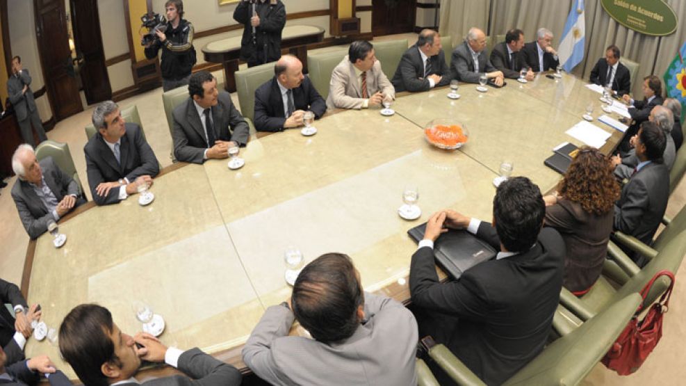 Scioli con los intendentes. Todos admiten que hay buen diálogo. Pero esperan que el gobernador solucione el problema de fondos.