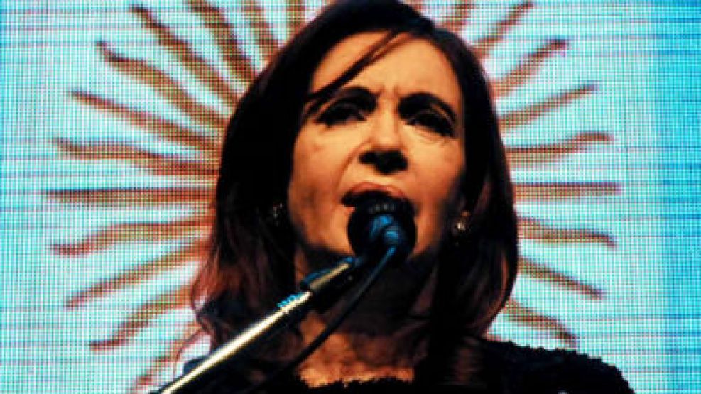 CFK al encabezar el acto central por el aniversario de la Revolución de Mayo, en el Teatro la Baita de Bariloche.