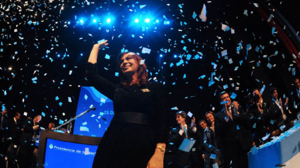 CFK en el Teatro La Baita de Bariloche, donde presidió el acto por el aniversario de la Revolución de Mayo.