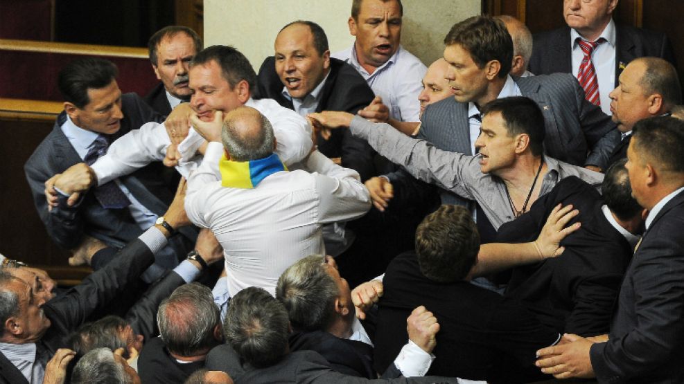 Hasta las manos por la "lengua". La oposición no tardó en demostrar inconformidad ante el proyecto.