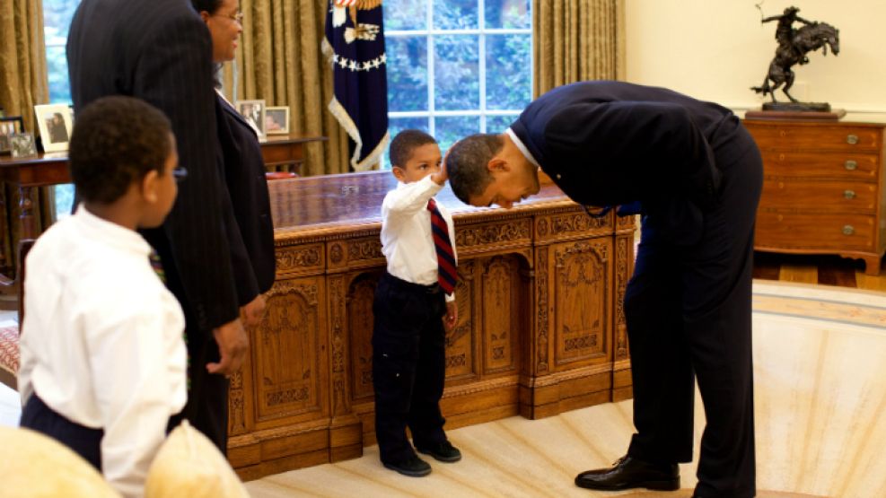 Jacob toca el pelo de Obama y resuelve sus dudas.