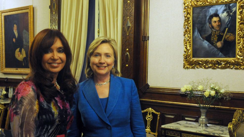 La canciller estadounidense Hillary Clinton, anoche, durante la presentación del informe.