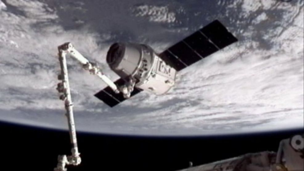 La cápsula Dragon fue capturada por el brazo robótico de la Estación Espacial Internacional.