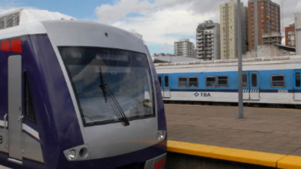 Llueven las críticas por la decisión del gobierno de rescindir el contrato de trenes a TBA y entregarle la concesión a Metrovías-Ferrovías. 