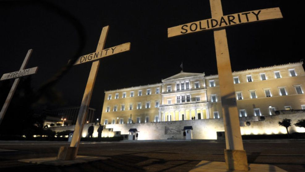 Manifestación frente al parlamento griego tras algunos suicidios producto de la crisis.