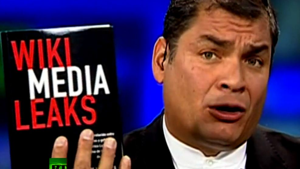 El presidente de Ecuador, Rafael Correa, sostiene el libro WikiMediaLeaks durante una entrevista con Julian Assange para Russia Today. 