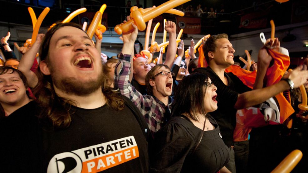 Festejos. Los militantes piratas cierran con mucho entusiasmo un acto realizado este año en la sede central del partido en Berlín.