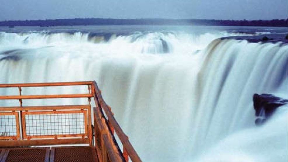 Los deslumbrantes paseos de luna llena a las cataratas se dan una vez por mes durante unos cuatro días.