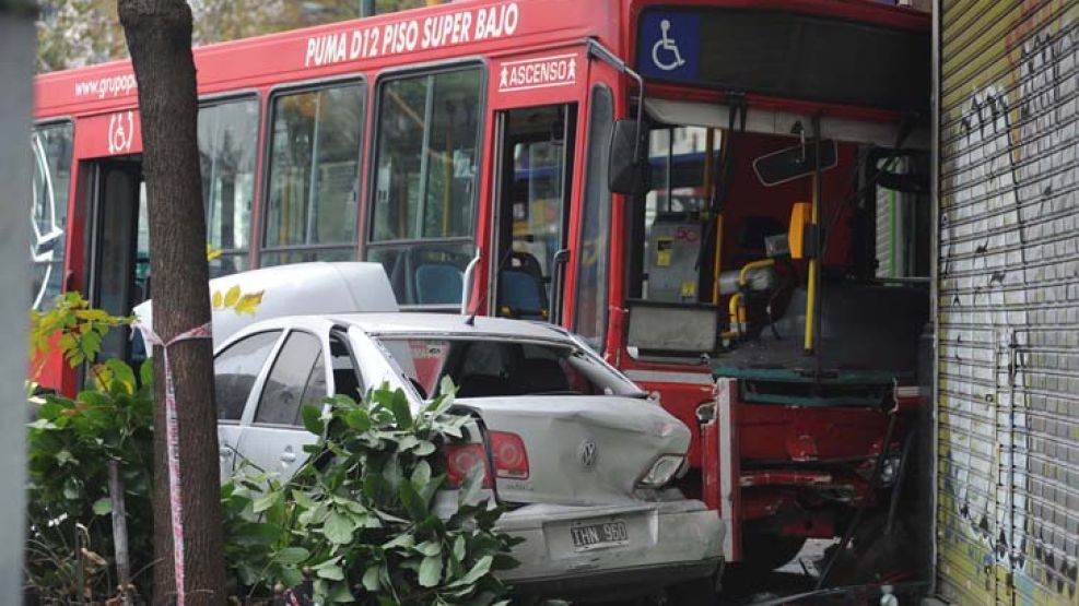 El colectivo terminó sobre la vereda.